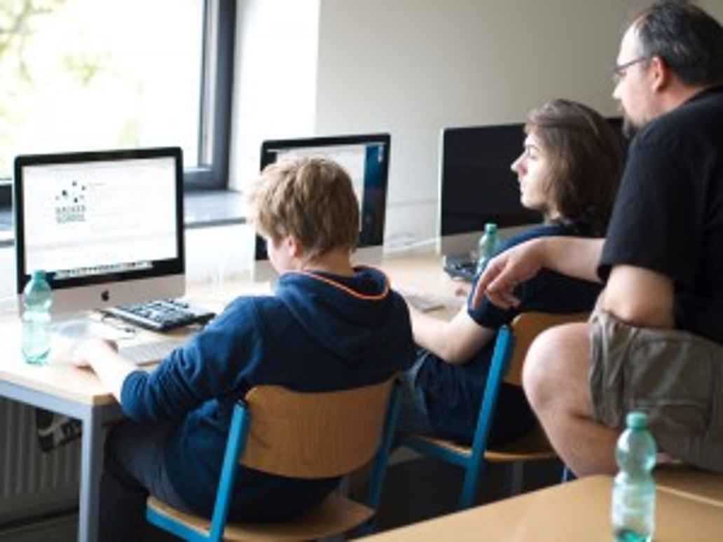 Alumnado en una clase de informática