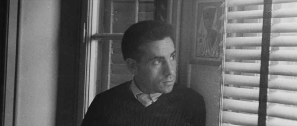 Agustín Gómez Arcos destacó como dramaturgo en los años 50 pero la modernidad y libertad de su obra lo llevaron a ser censurado y le empujaron al exilio. En Francia se convirtió en un novelista de éxito pero siguió siendo un gran desconocido en España.