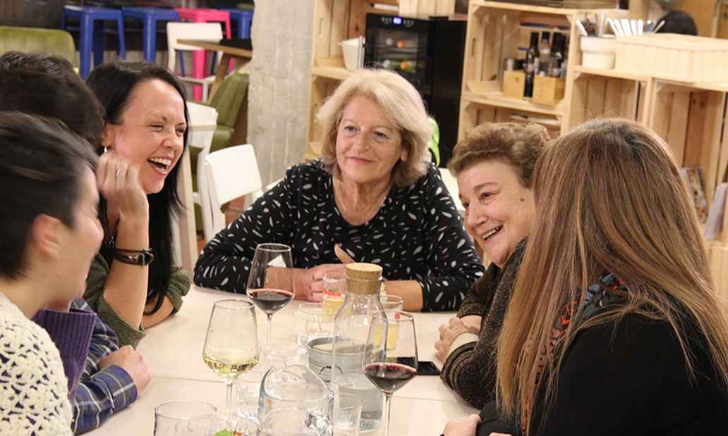 Mujeres charlando alegremente