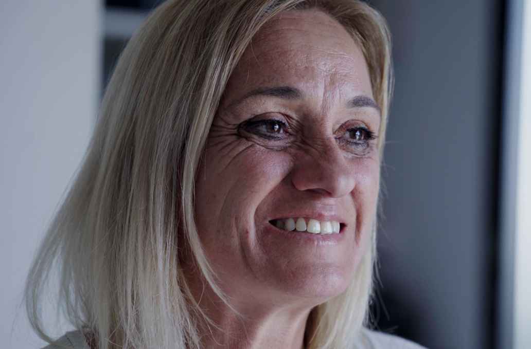 Cristina, vecina de Sitges y beneficiaria de vivienda asequible. Foto: Gabriel Pecot, JUT Media.