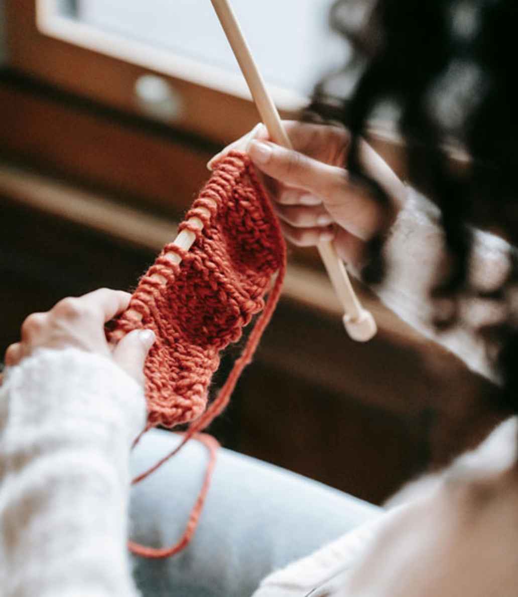 Mujer tejiendo