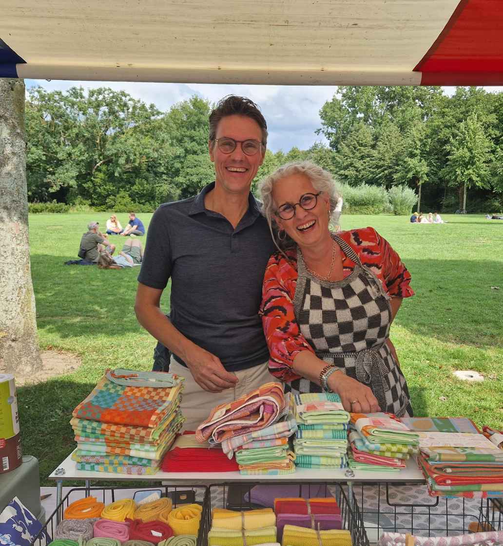 Mara Broeren junto a otra persona tras un puesto de productos de limpieza