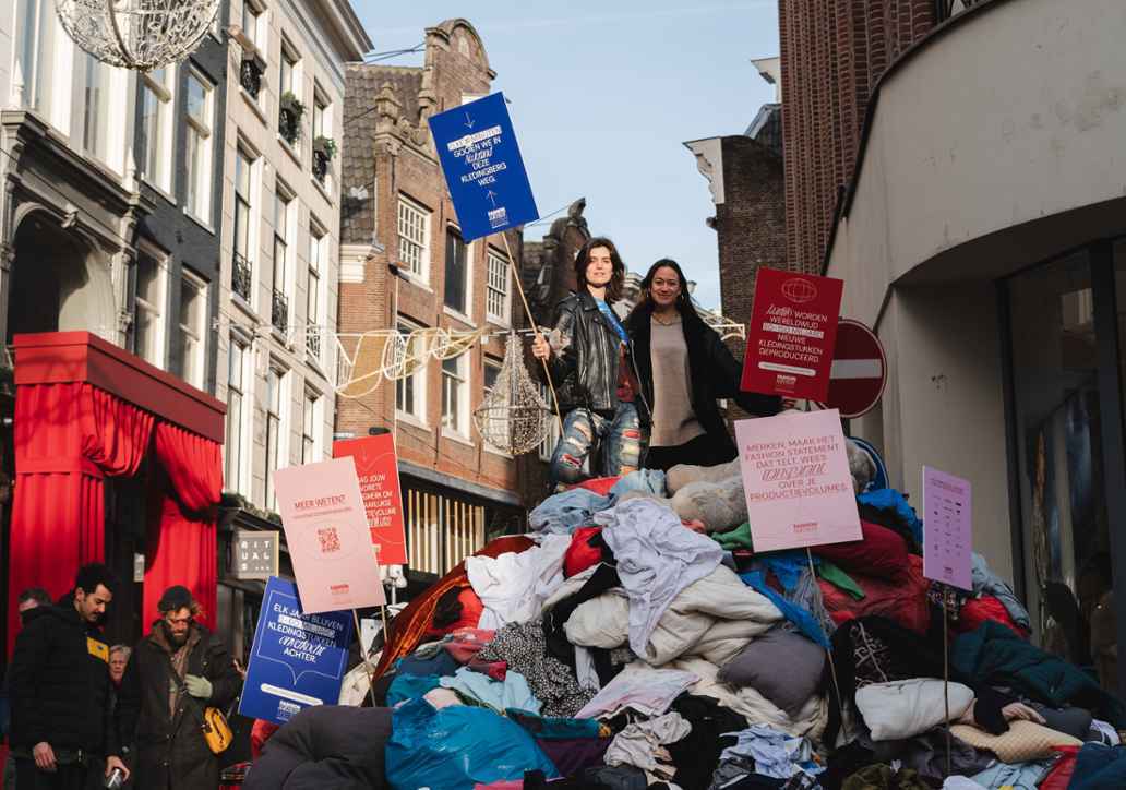Montaña de ropa que los holandeses tiran a la basura cada 10 minutos. Foto: Martina Novakova